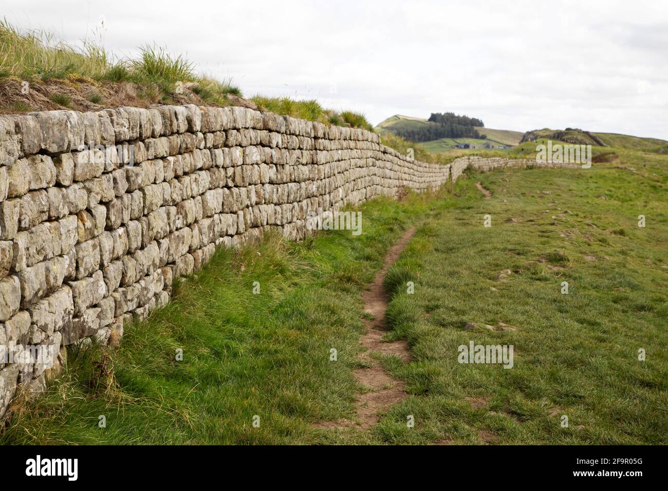 Sendero por el Muro de Adriano en Northumberland, Inglaterra. El antiguo monumento forma parte de las fronteras del Imperio Romano, declarado Patrimonio de la Humanidad por la UNESCO. Foto de stock