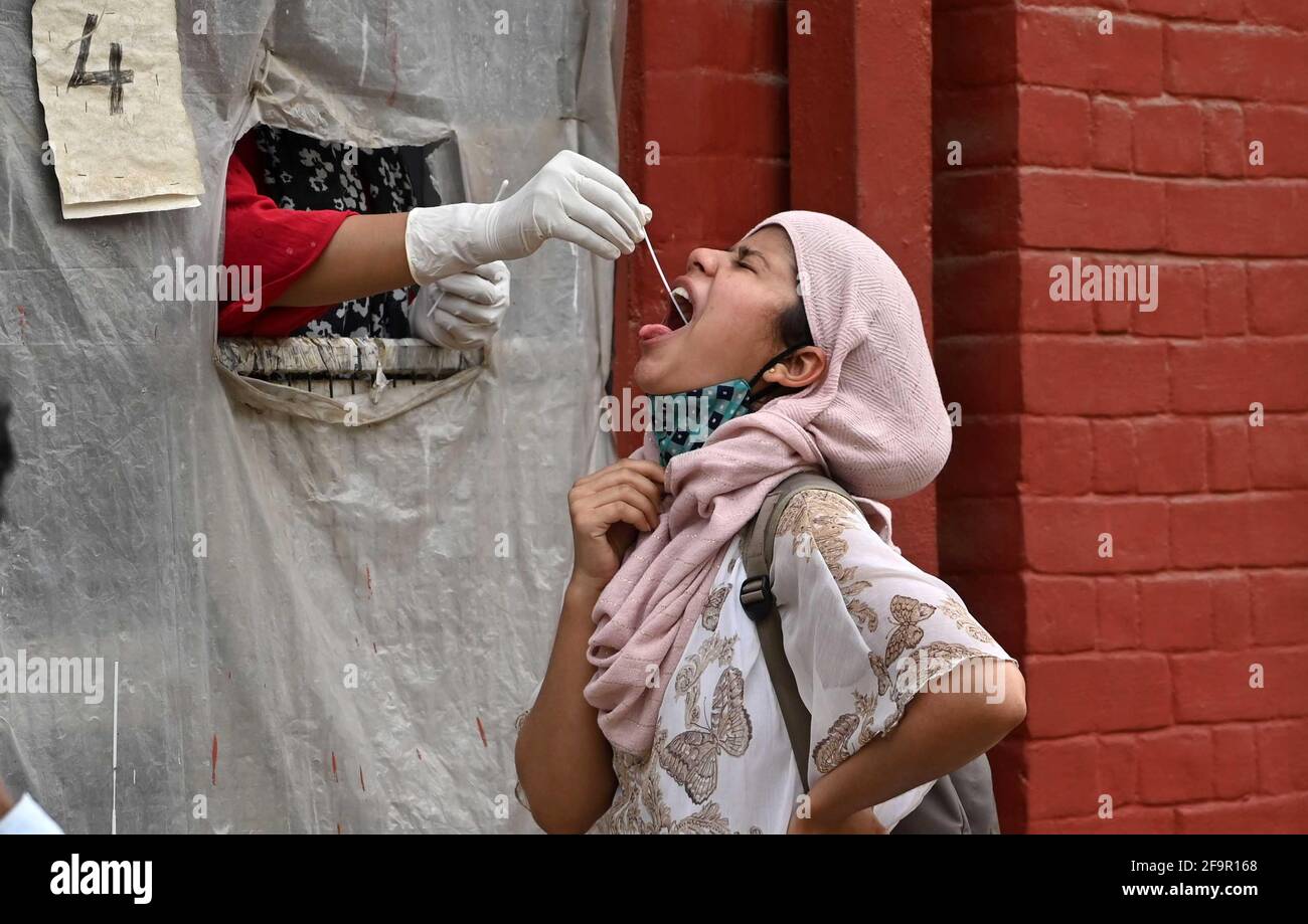 Allahabad, India. 20th de Abr de 2021. Un trabajador sanitario que toma muestras de hisopo en un centro de recogida de Prayagraj. (Foto de Prabhat Kumar Verma/Pacific Press) Crédito: Pacific Press Media Production Corp./Alamy Live News Foto de stock