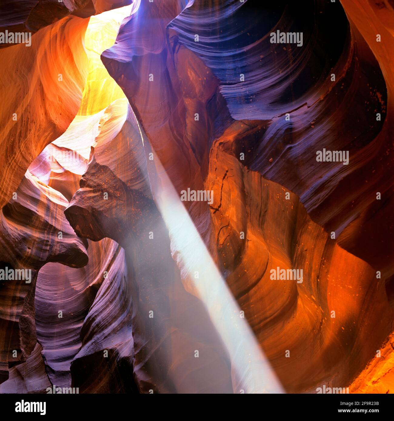 Un rayo de luz dentro de Antelope Slot Canyon Foto de stock