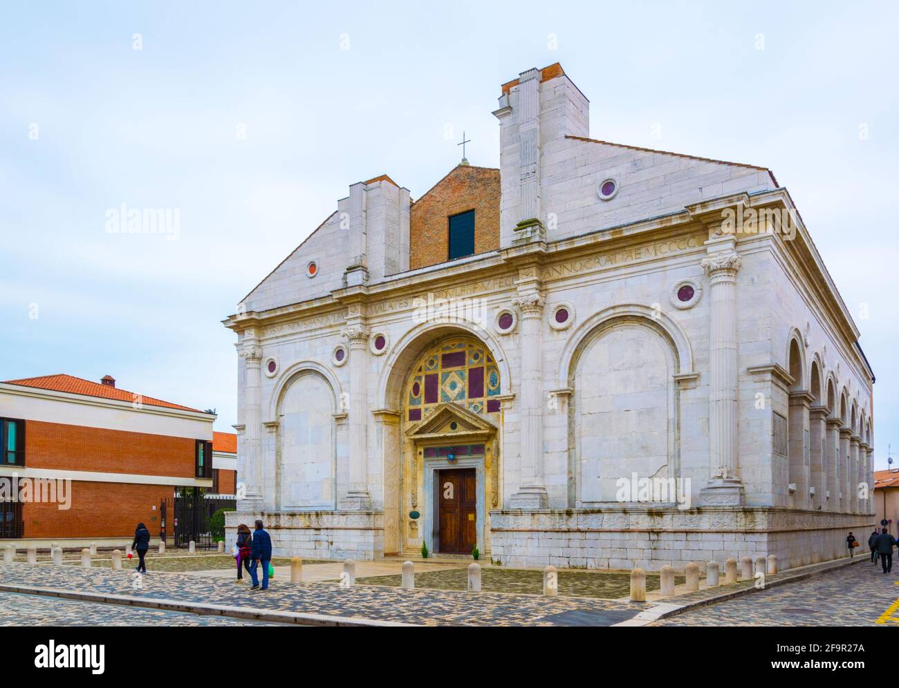 El Tempio Malatestiano (templo italiano de Malatesta) es la iglesia de la catedral de Rimini, Italia Foto de stock