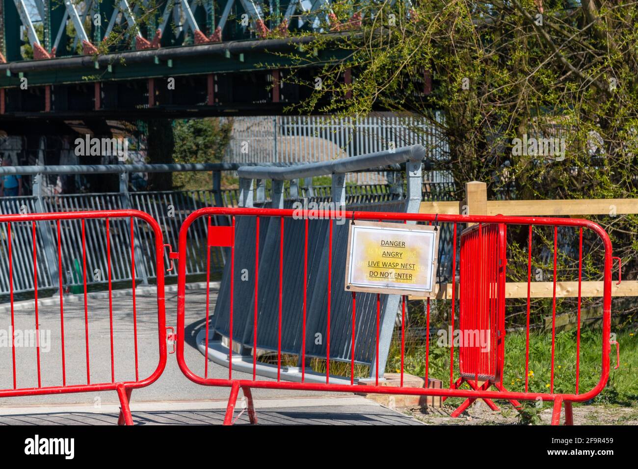 Una señal de advertencia - 'Danger, Angry Wasp Nest, Do Not Enter' en las  obras para el Chisolm Trail donde cruza la leva Fotografía de stock - Alamy