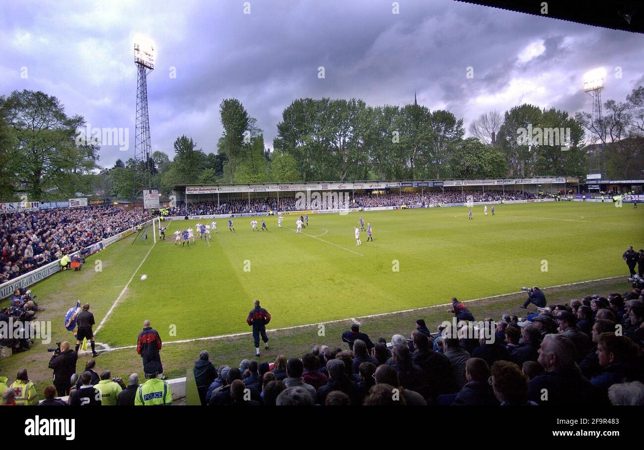 SHREWSBURY TOWN V CARLISLE UTD LUKE RODGERS TOMA UNA ESQUINA 29/4/2003 IMAGEN DAVID ASHDOWN Foto de stock