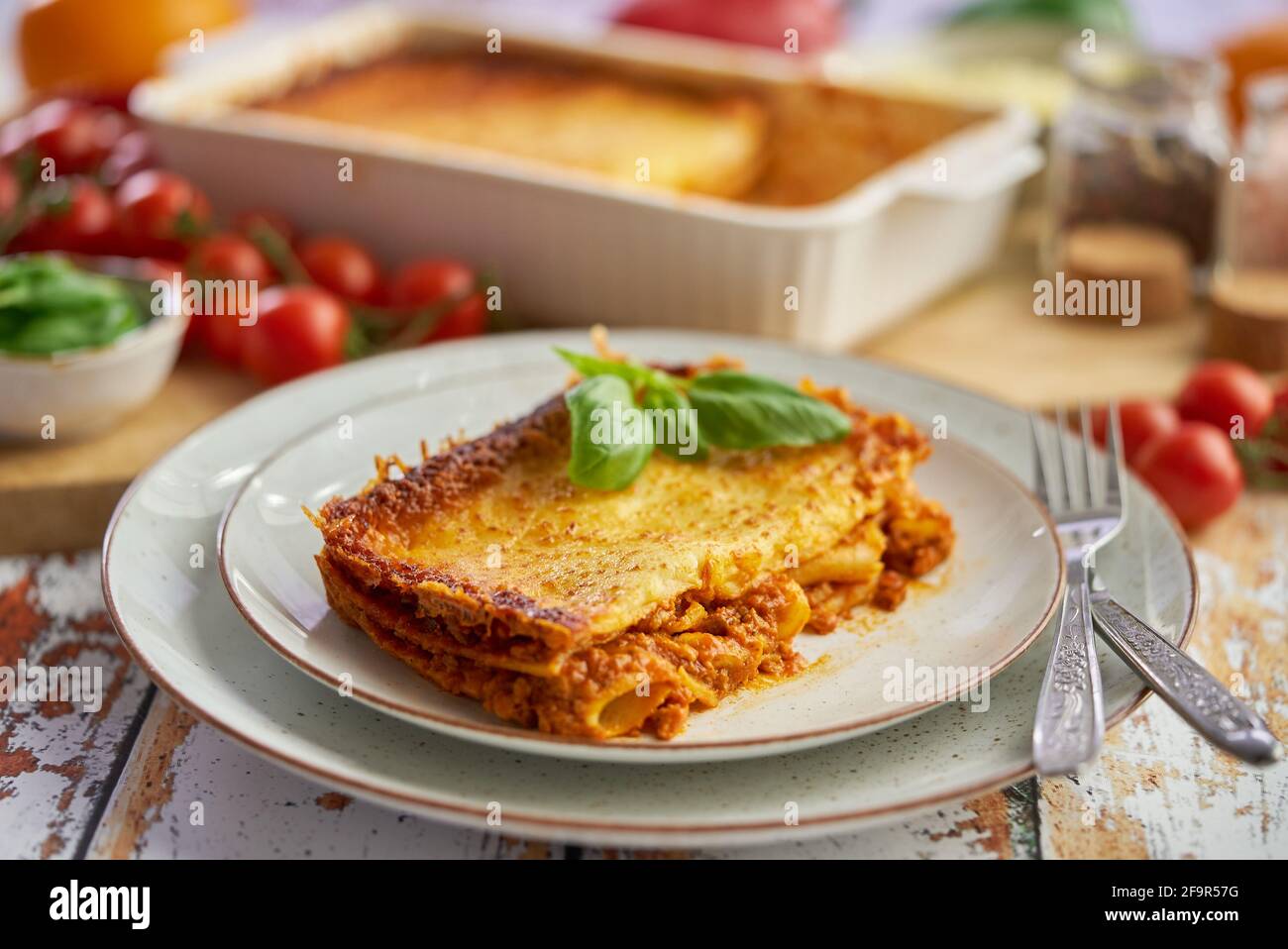 Deliciosa lasaña boloñesa con pimienta, tomate y queso Foto de stock