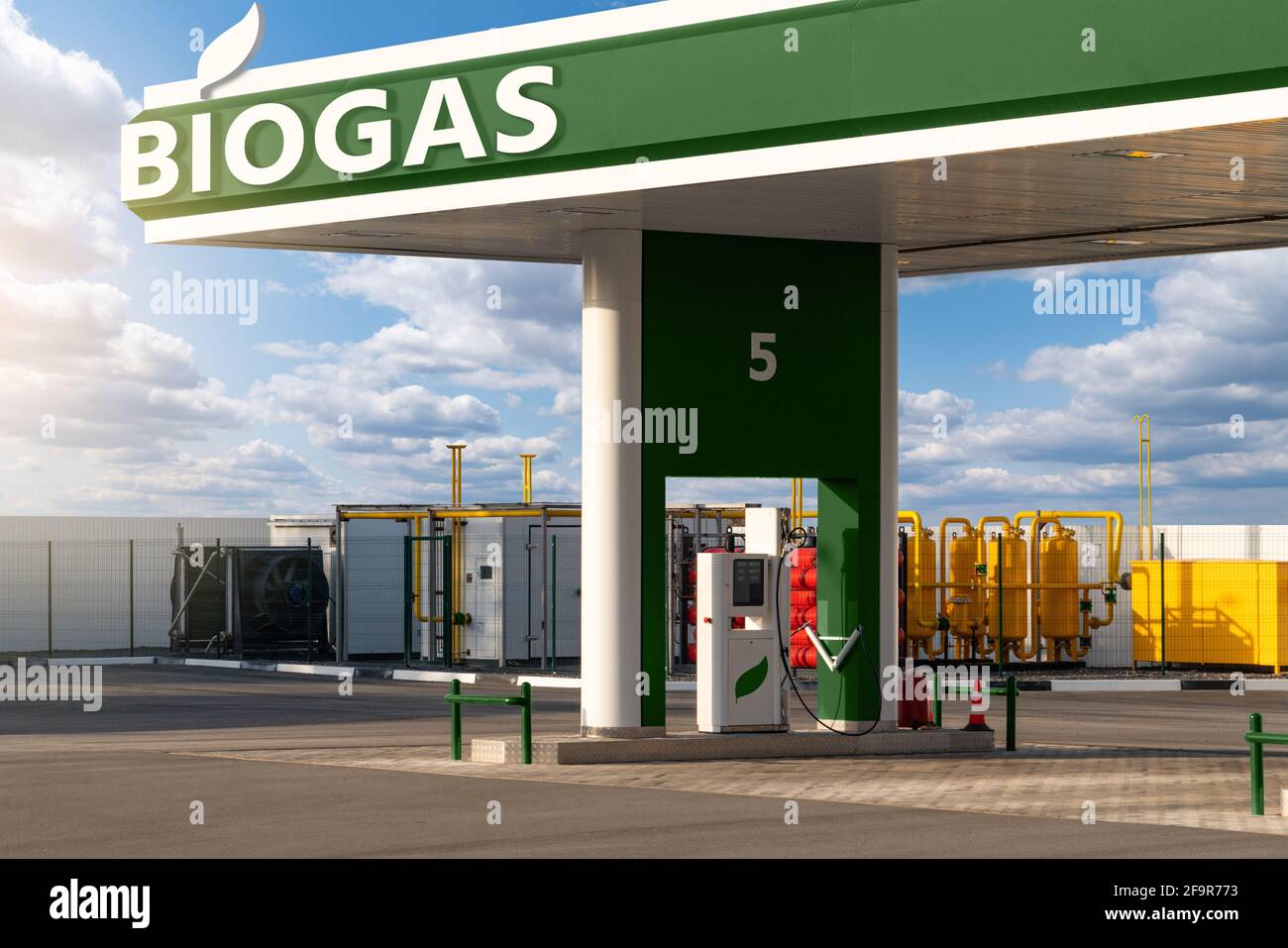 Estación de llenado de biogás. Concepto de transporte neutro en carbono Foto de stock