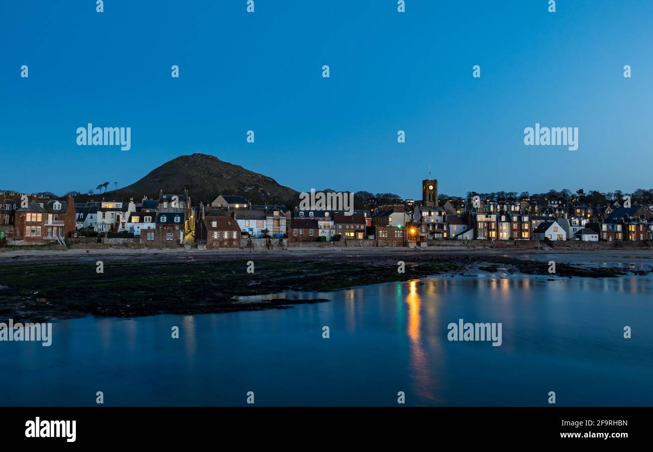 Vista del norte de Berwick por la noche con cielo despejado por la noche, East Lothian, Escocia, Reino Unido Foto de stock