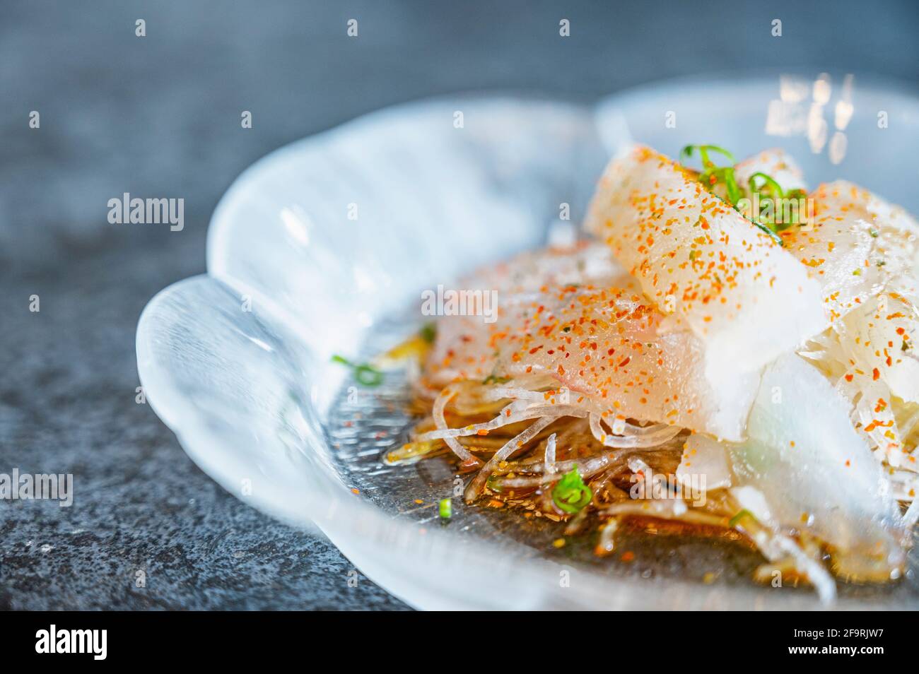 Susuki o sashimi japonés de lubina en el bar de sushi Norte de Tailandia Foto de stock