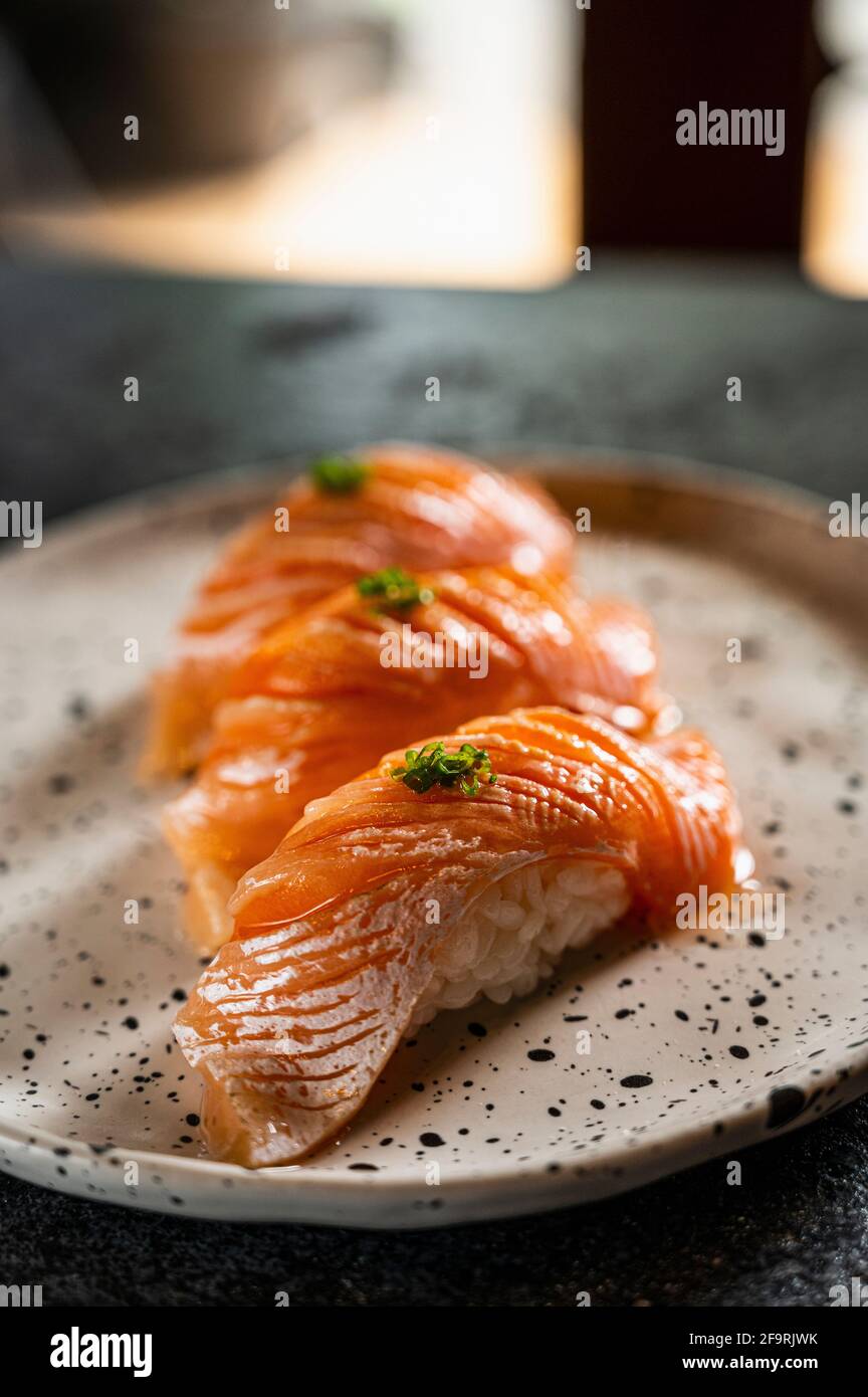 Sushi de salmón en el bar de sushi en el norte de Tailandia Foto de stock