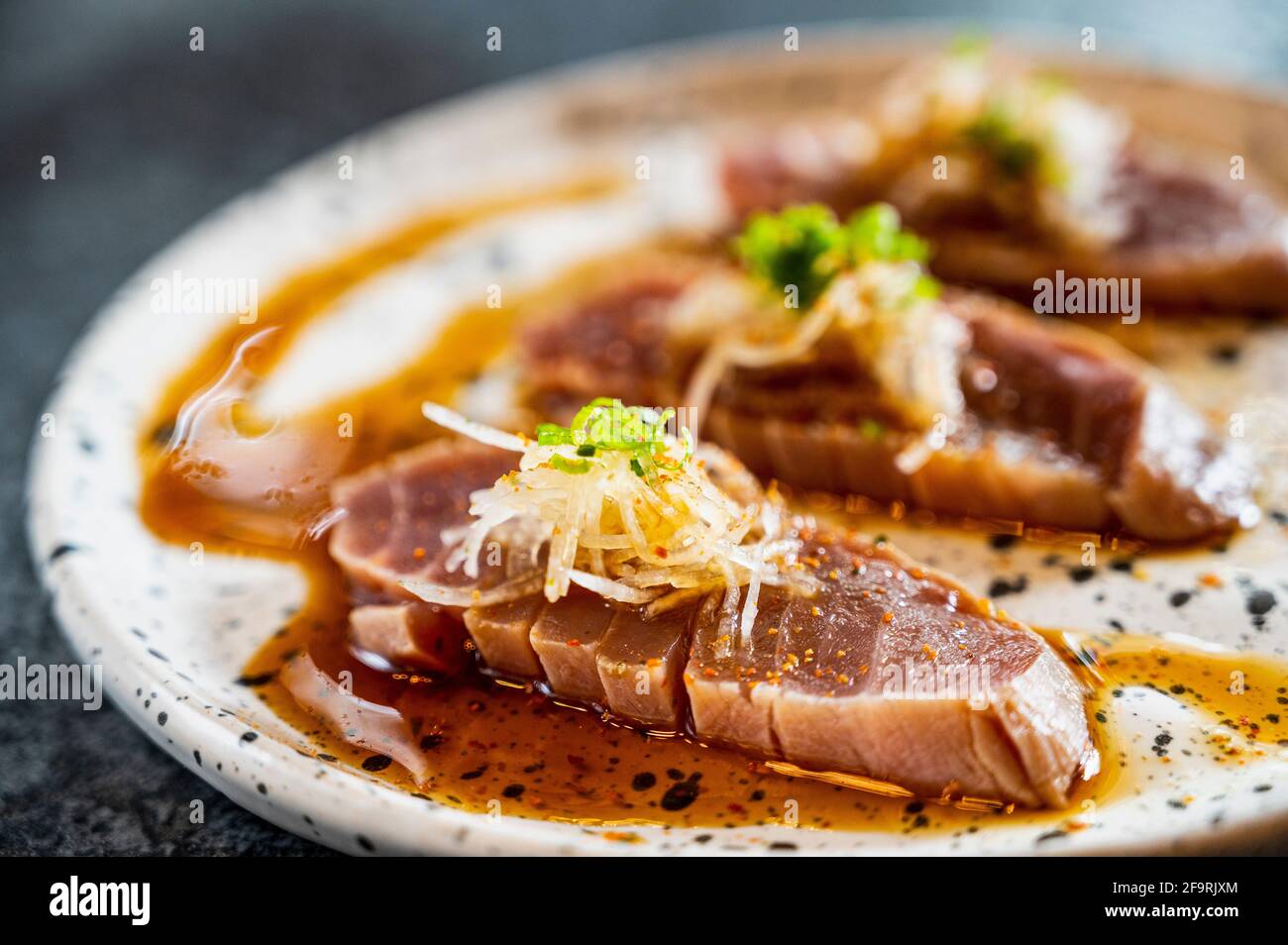 Sashimi de atún marinado en el bar de sushi en el norte de Tailandia Foto de stock