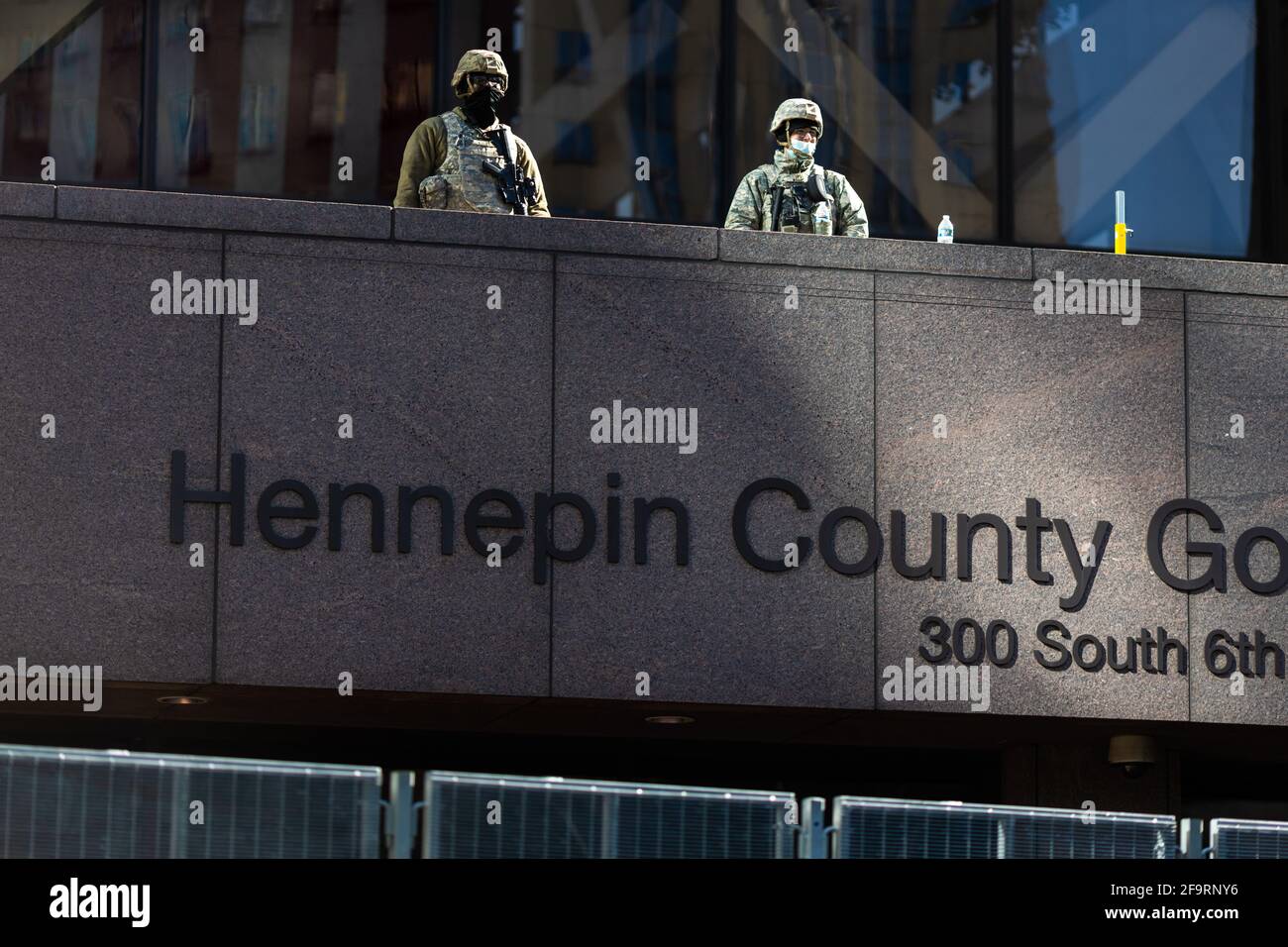 Los miembros de la Guardia Nacional son vistos de guardia en el juzgado