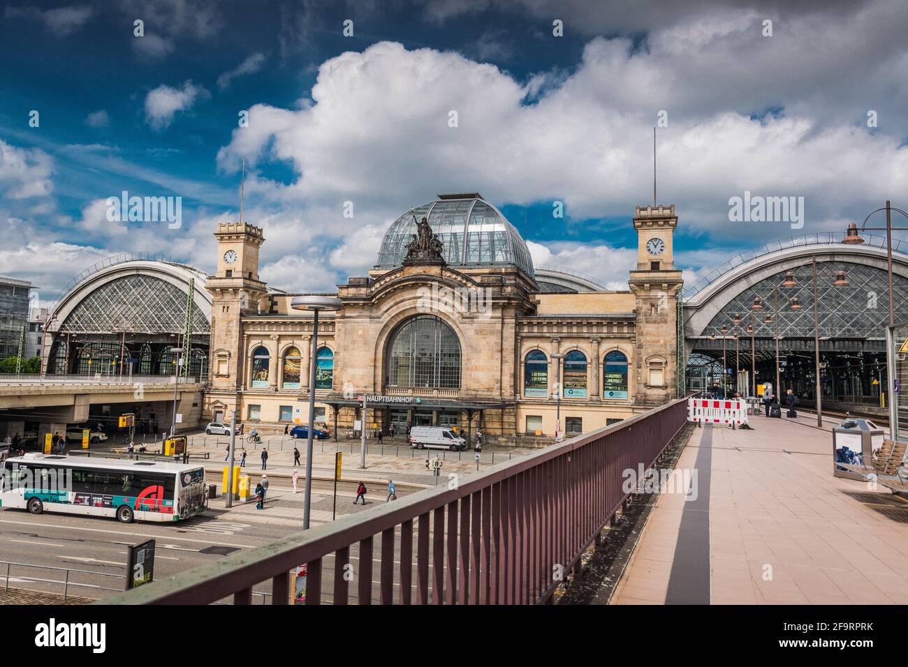 17 de mayo de 2019 Dresden, Alemania - Dresden Hauptbahnhof - La principal estación de tren en un día nublado de primavera. Foto de stock