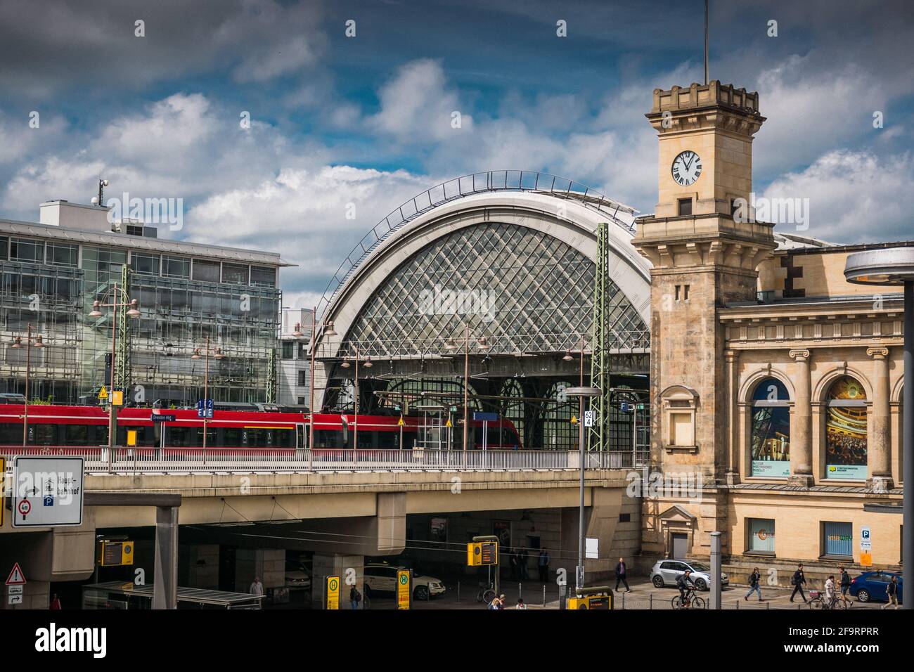 17 de mayo de 2019 Dresden, Alemania - Dresden Hauptbahnhof - La principal estación de tren en un día nublado de primavera. Foto de stock