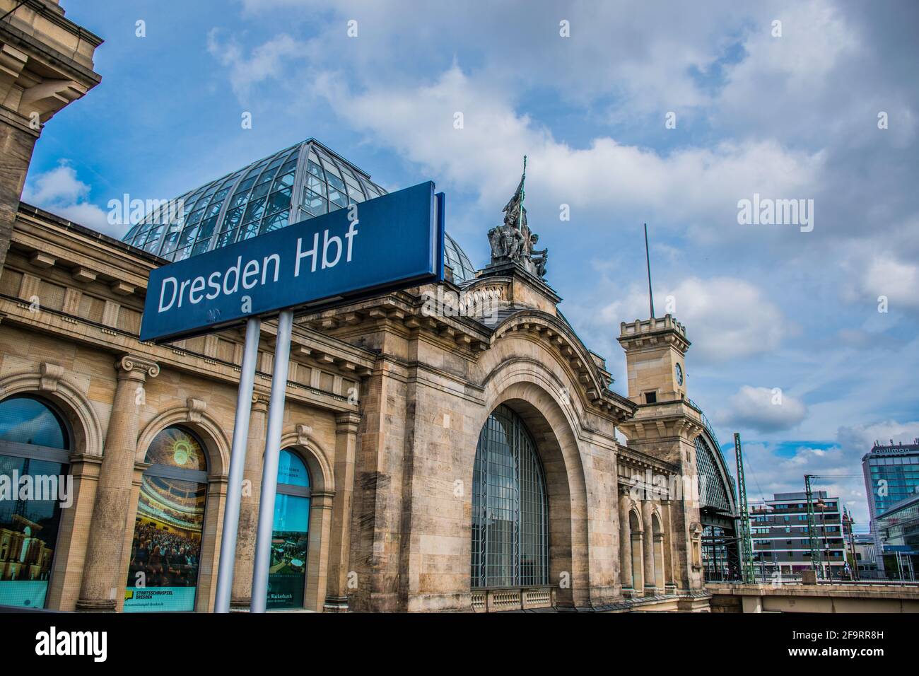 21 de mayo de 2019 Dresden, Alemania - Dresden Hauptbahnhof - la estación de tren principal. Signo de información Foto de stock