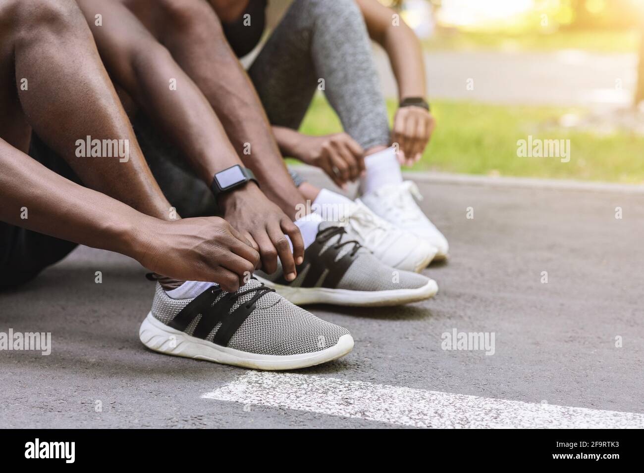 Zapatillas de cordones para parejas afroamericanas irreconocibles antes de  entrenar en exteriores, Cropped Fotografía de stock - Alamy