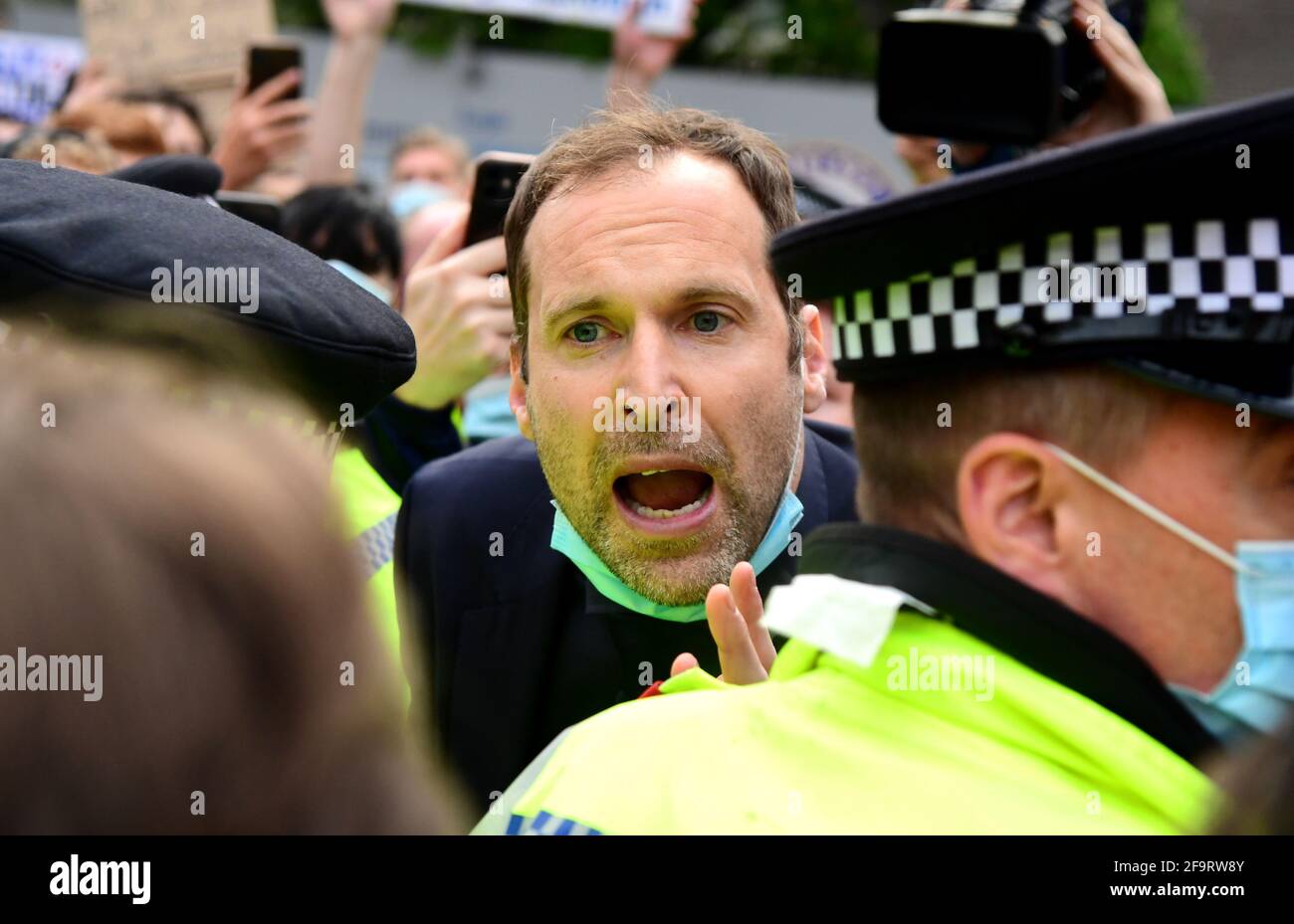 Petr Cech, el asesor técnico y de rendimiento de Chelsea, intenta hablar con los fans mientras se produce una protesta contra la participación de Chelsea en la nueva SuperLiga Europea fuera de Stamford Bridge, Londres. Fecha de la foto: Martes 20 de abril de 2021. Foto de stock