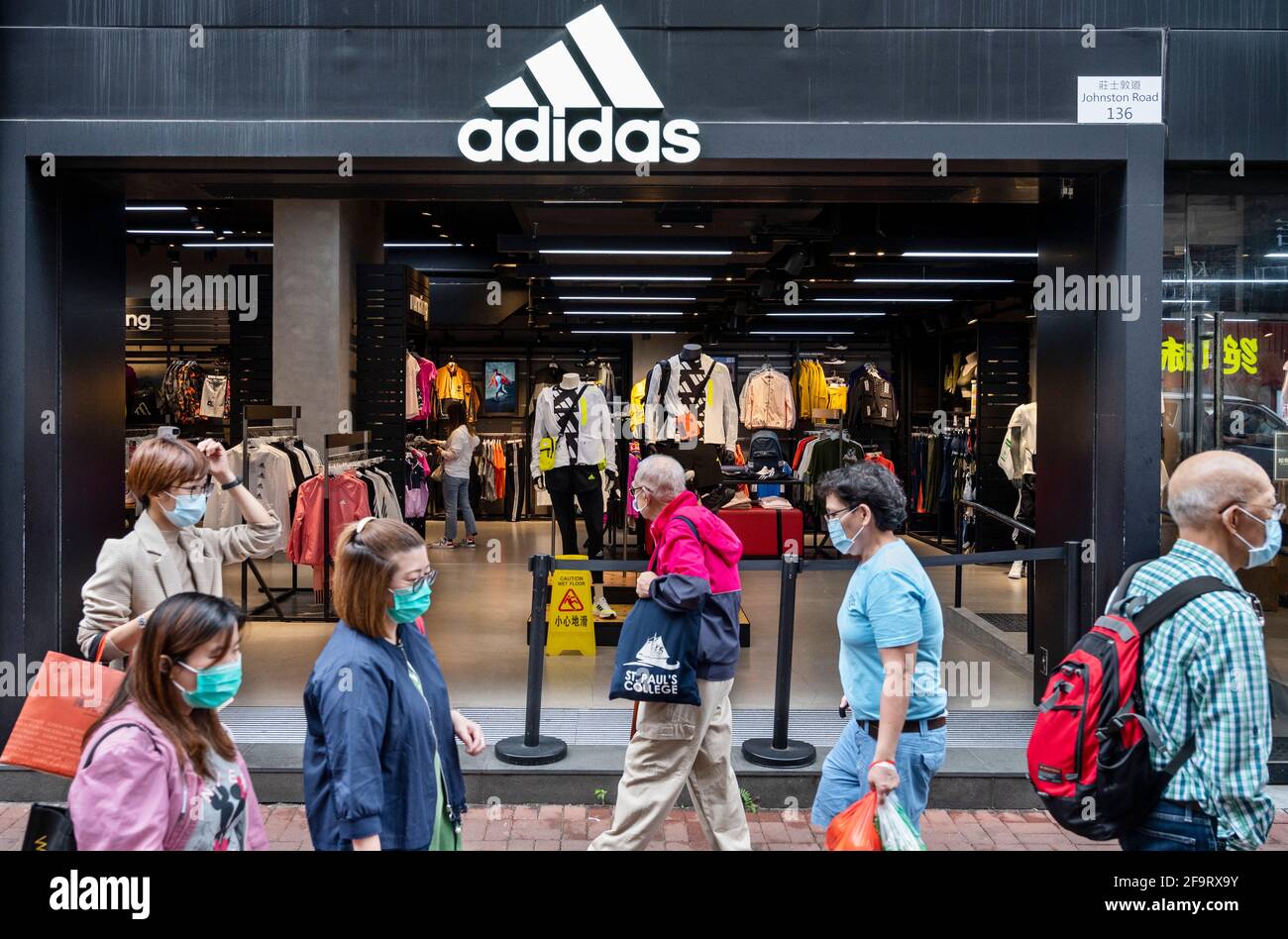 Hong Kong, China. 20th de Abr de 2021. Los peatones pasan por delante de la  tienda y el logotipo Adidas de la multinacional alemana de ropa deportiva  en Hong Kong. (Foto de