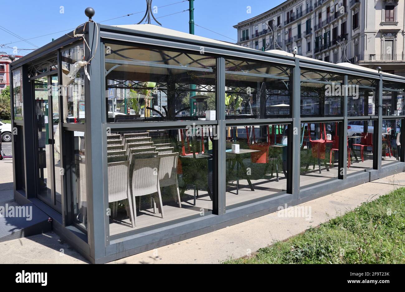 Napoli - Bar chiuso en Piazza Carlo III Foto de stock