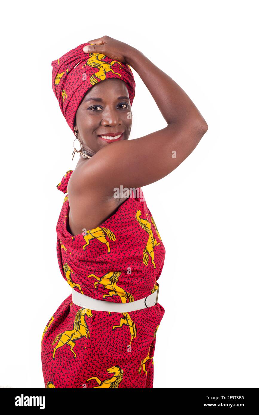 Hermosa mujer africana con ropa tradicional, aislada sobre fondo blanco  Fotografía de stock - Alamy
