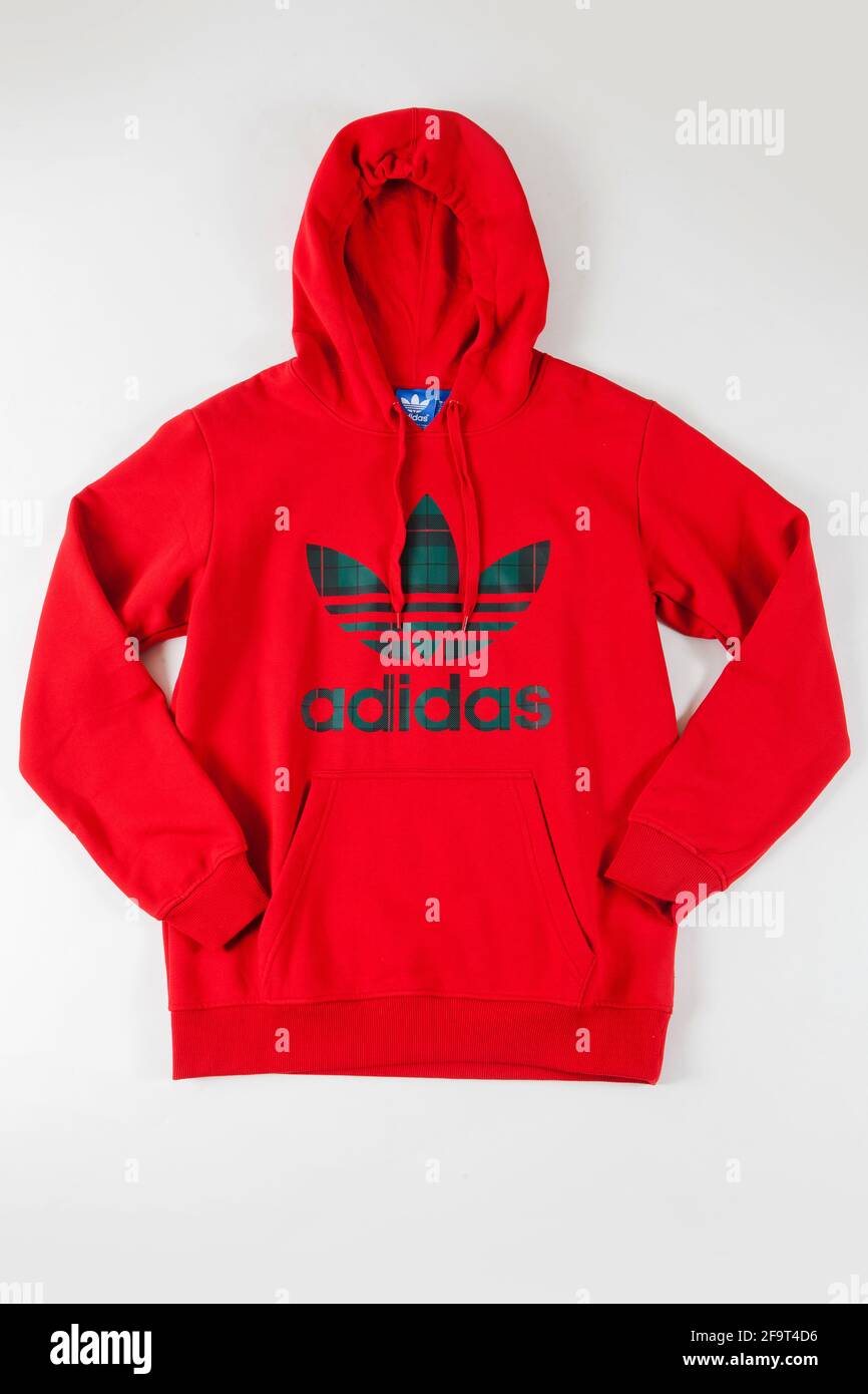 Suéter con capucha adidas originales aislado sobre fondo blanco Fotografía  de stock - Alamy