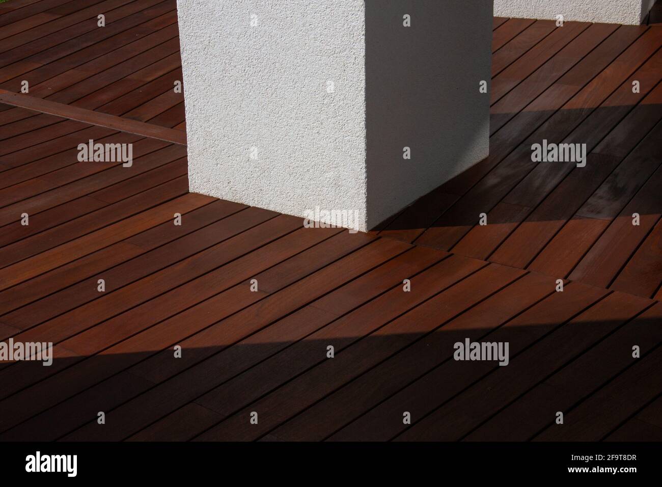 Decking de madera dura del ipe fotografías e imágenes de alta