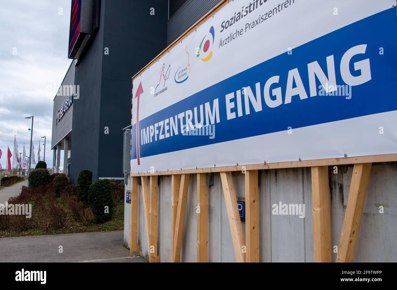 Bamberg, Alemania - 10,4.2021. Un gran letrero con la inscripción Entrada al Centro de Vacunación señala el camino hacia el Centro de Vacunación. Pho. De alta calidad Foto de stock