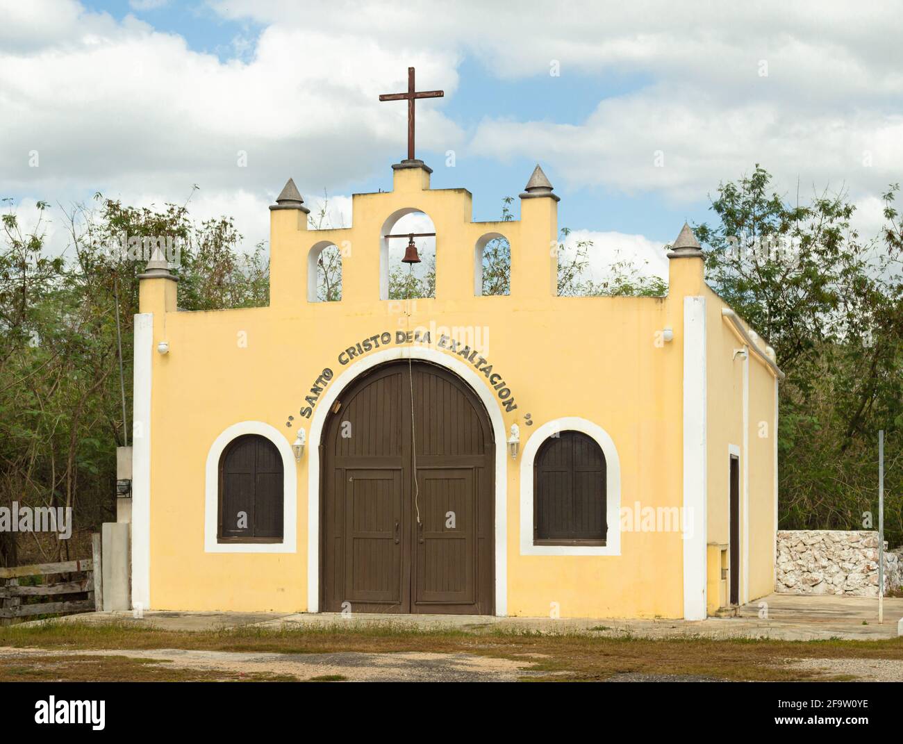Pequeña iglesia en un pequeño pueblo en Yucatán, México Foto de stock