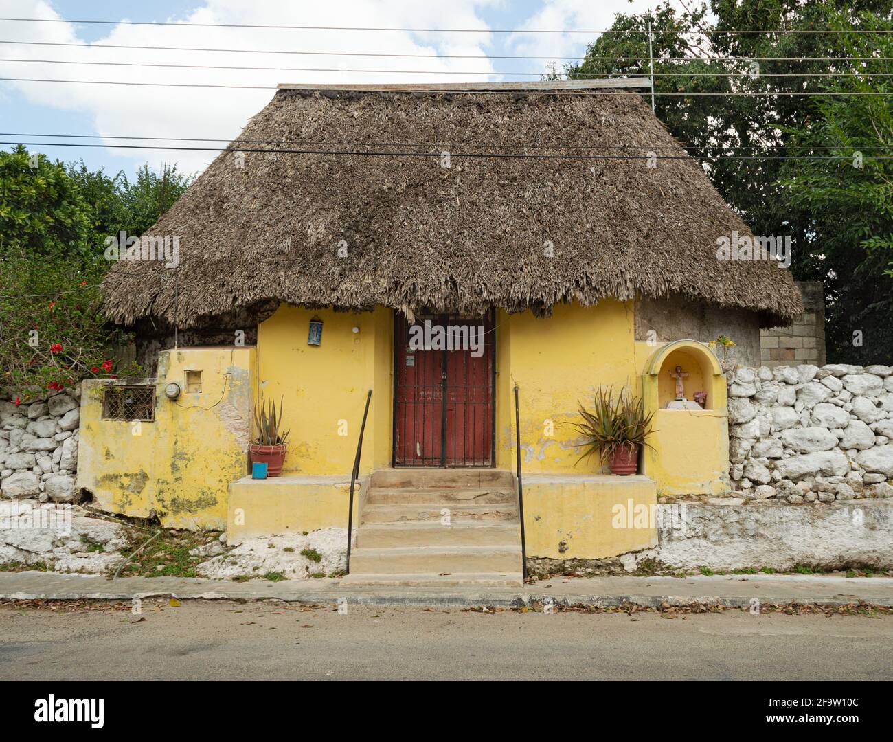 Casa de estilo maya con techo de palma, en un pequeño pueblo en Yucatán, México Foto de stock