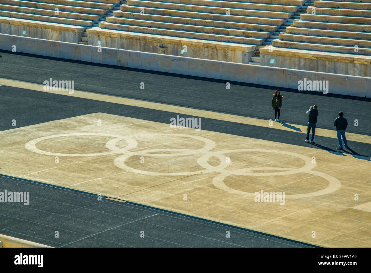 ATENAS, GRECIA, 10 DE DICIEMBRE de 2015: La gente está mirando el logotipo de los Juegos olímpicos dibujados en el estadio Panatenaico o kallimarmaro en Atenas Foto de stock