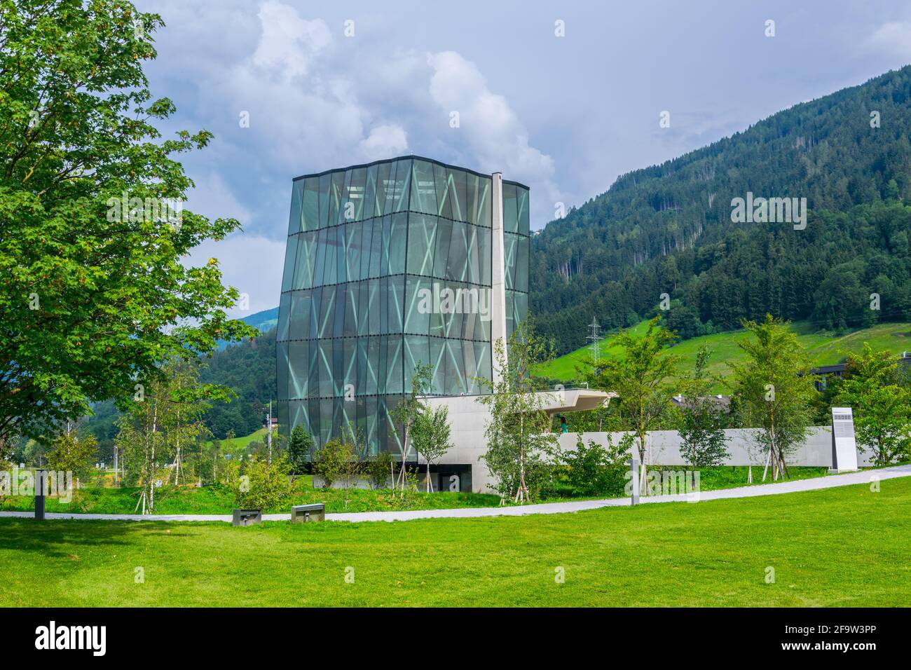 WATTENS, AUSTRIA, 27 DE JULIO de 2016: Vista de un parque infantil dentro  del complejo swarovski Kristallwelten en Wattens, Austria Fotografía de  stock - Alamy