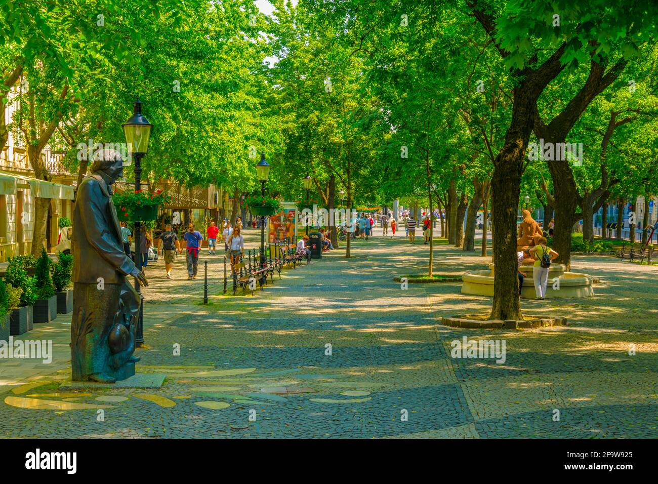 BRATISLAVA, ESLOVAQUIA, 28 DE MAYO de 2016: Estatua de Hans Christian Andersen situada en la plaza hviezdoslav en Bratislava Foto de stock