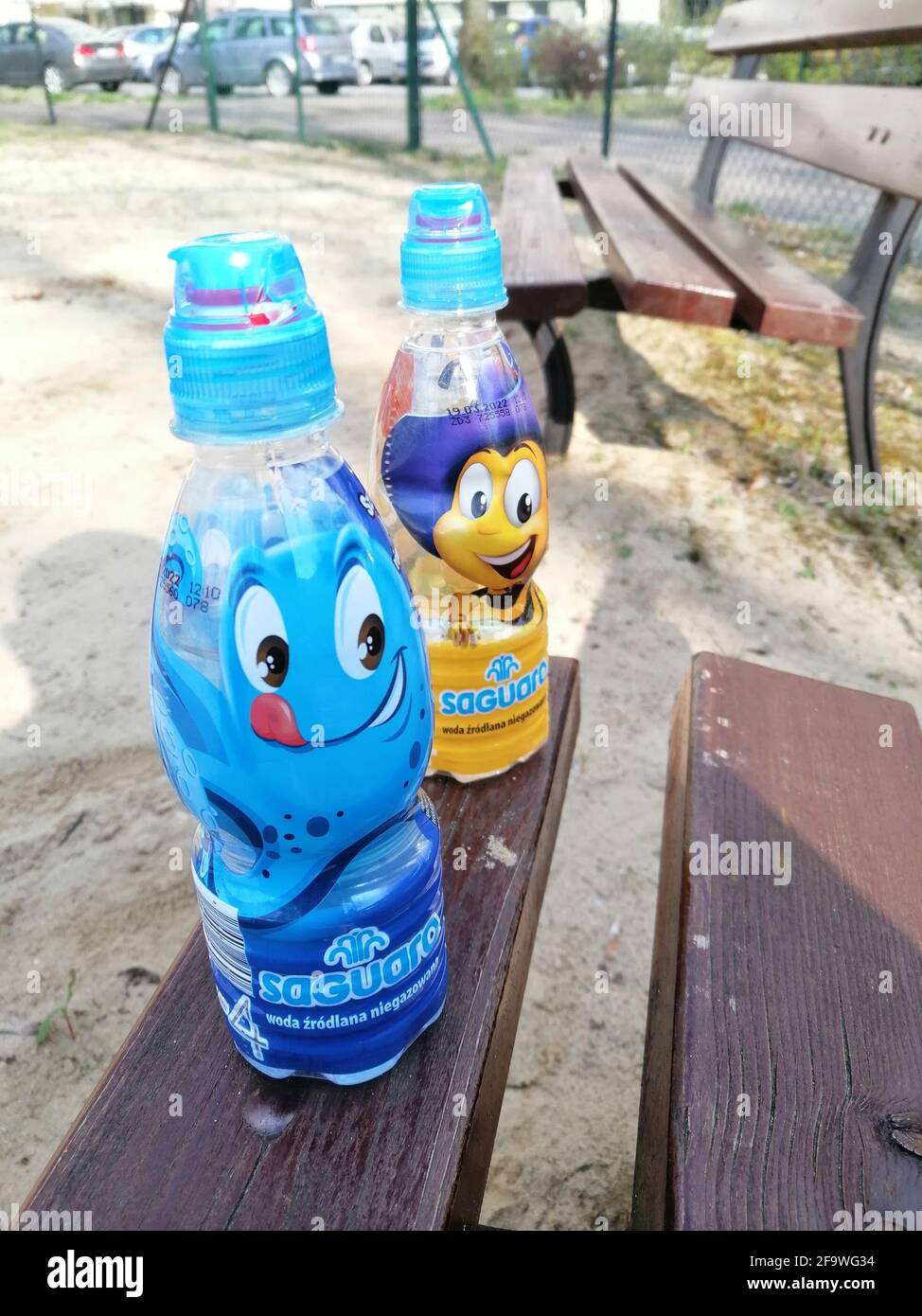 POZ, POLONIA - 19 de abril de 2021: Saguaro agua para niños en una botella  de plástico en un parque Fotografía de stock - Alamy