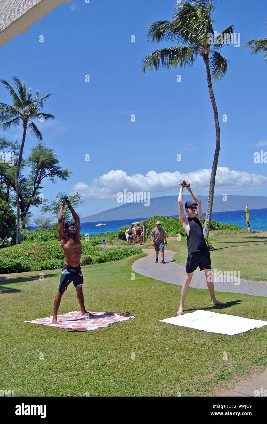 Los turistas de hawaii disfrutan de las vistas del océano pacífico desde la playa Kaanapali En la pequeña ciudad histórica de Lahaina Maui usa Foto de stock