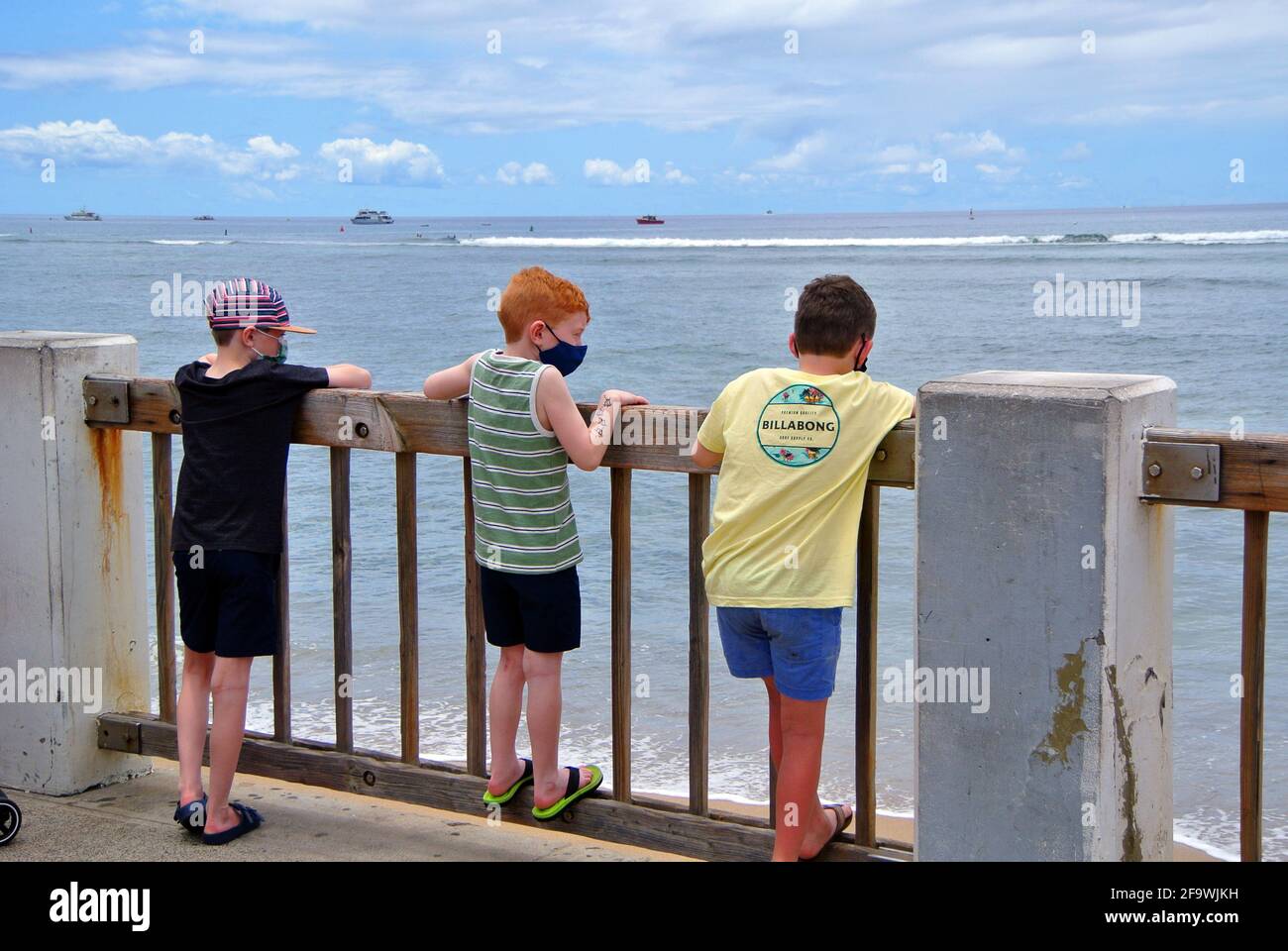 Los turistas de hawaii disfrutan de las vistas del océano pacífico desde la playa Kaanapali En la pequeña ciudad histórica de Lahaina Maui usa Foto de stock
