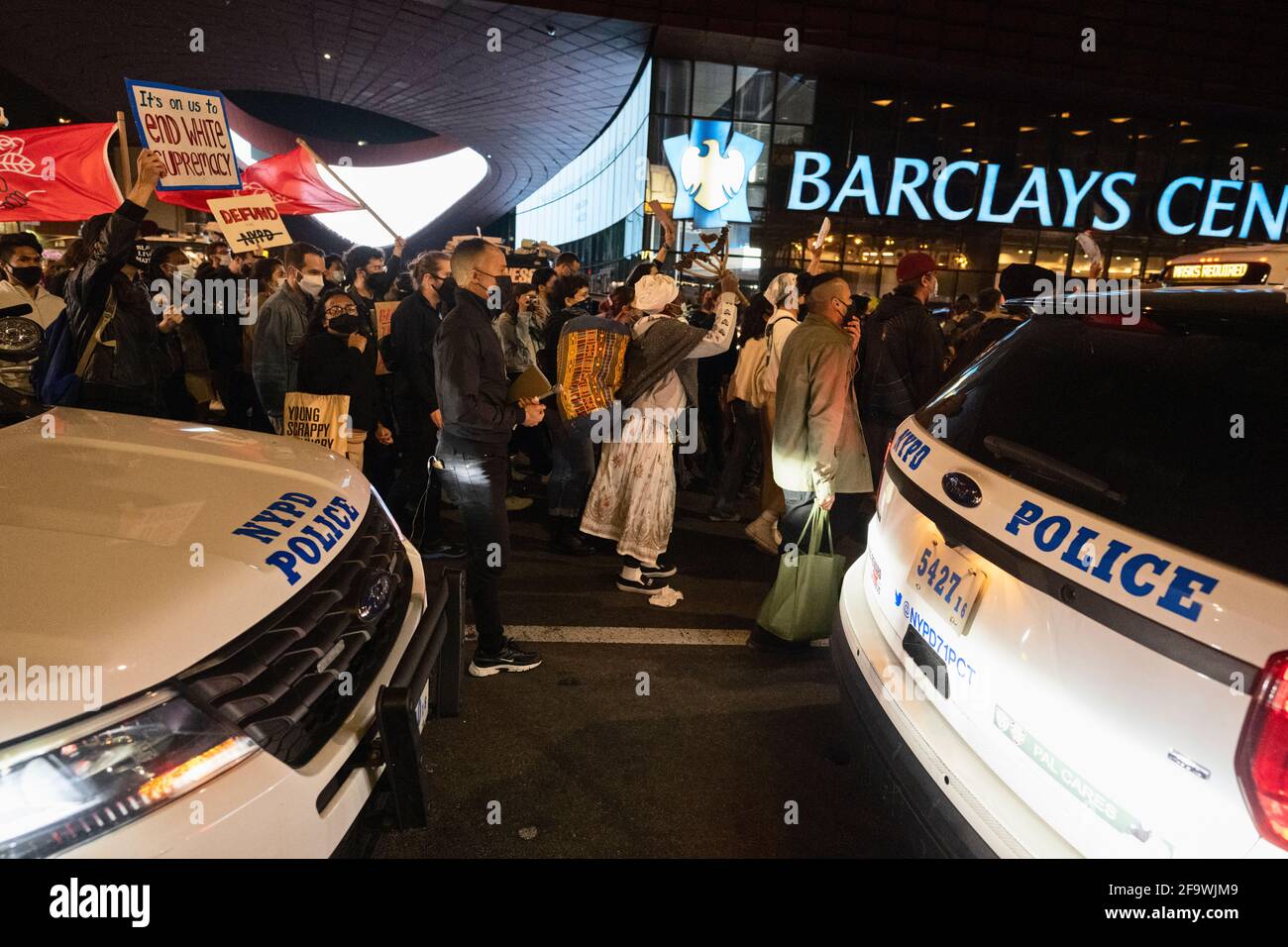 Brooklyn, Nueva York, EE.UU. 20 de abril de 2021. Los manifestantes marchan a través de la calle en el Centro Barclays horas después de que un jurado encontró al ex oficial de policía de Minneapolis Derek Chauvin culpable de asesinar a George Floyd en 2020. Foto de stock