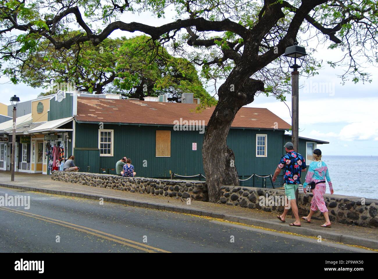 los turistas visitan las atracciones a lo largo de la calle principal y el puerto en La pequeña ciudad de Maui de Lahaina, Hawaii, Estados Unidos Foto de stock