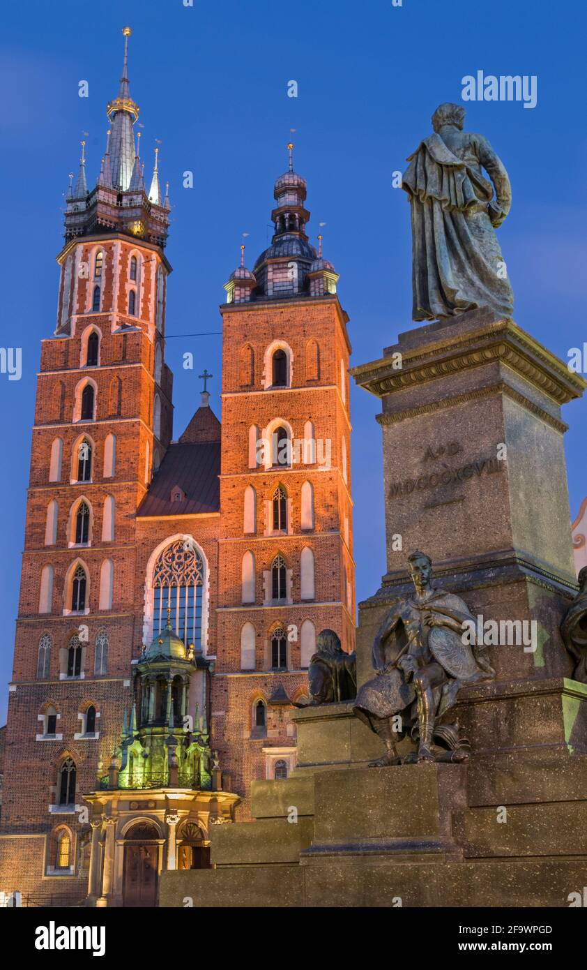 Iglesia de Santa María y la estatua de Adam Mickiewicz en Cracovia, Polonia. Foto de stock