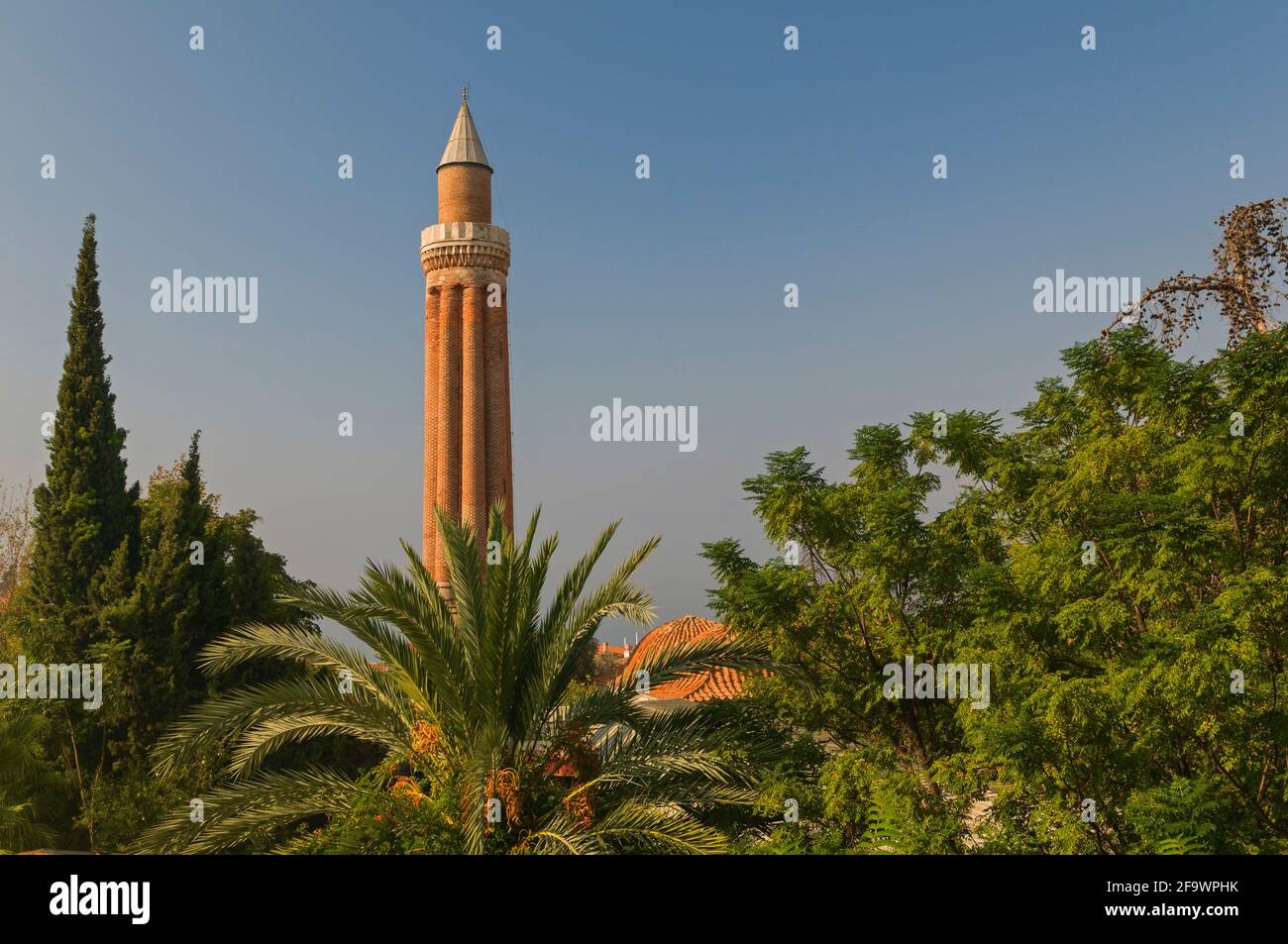 Minarete Yivli Antalya Turquía Foto de stock