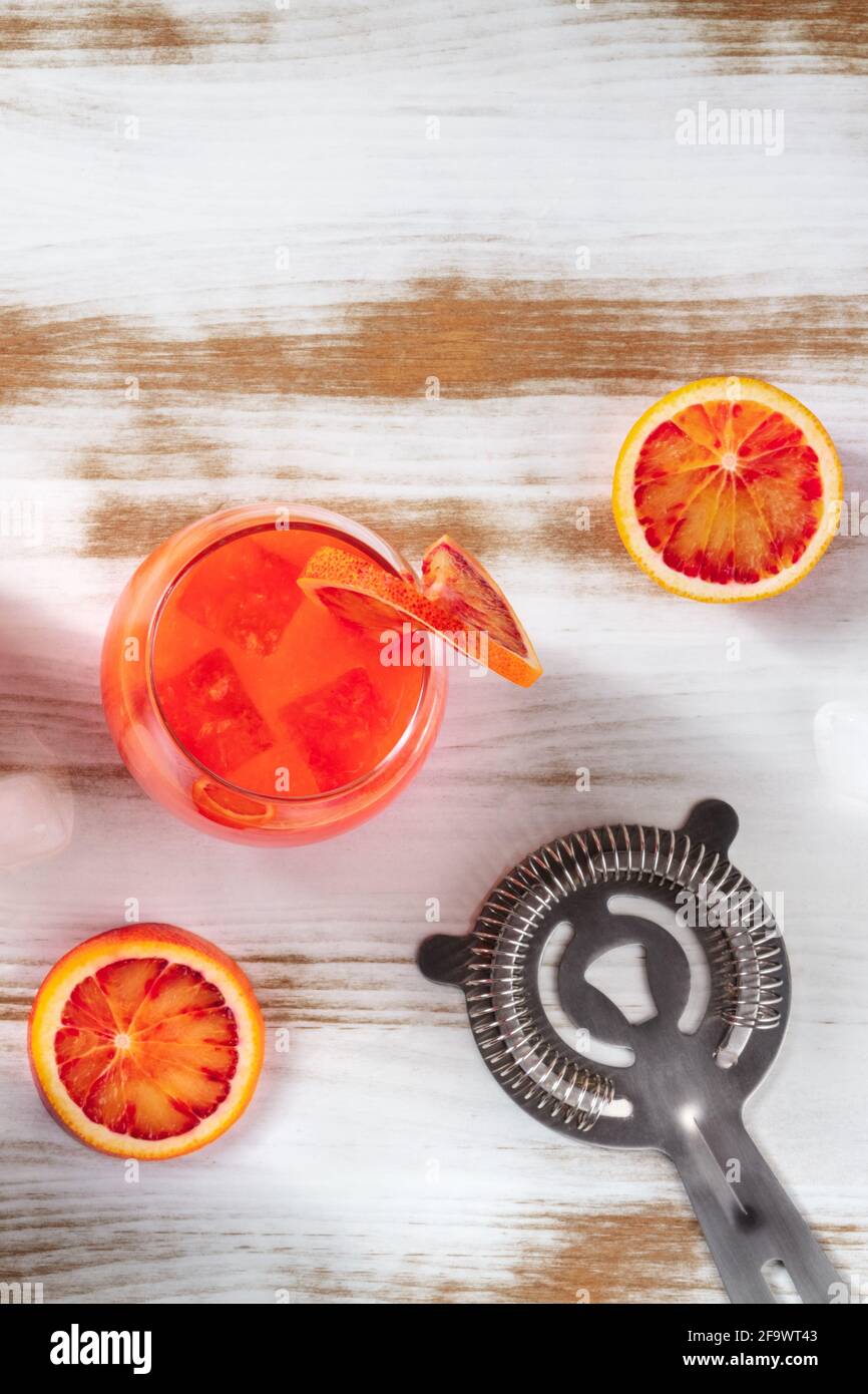 Cóctel de naranja con naranjas de sangre y un colador, tirado desde arriba  Fotografía de stock - Alamy