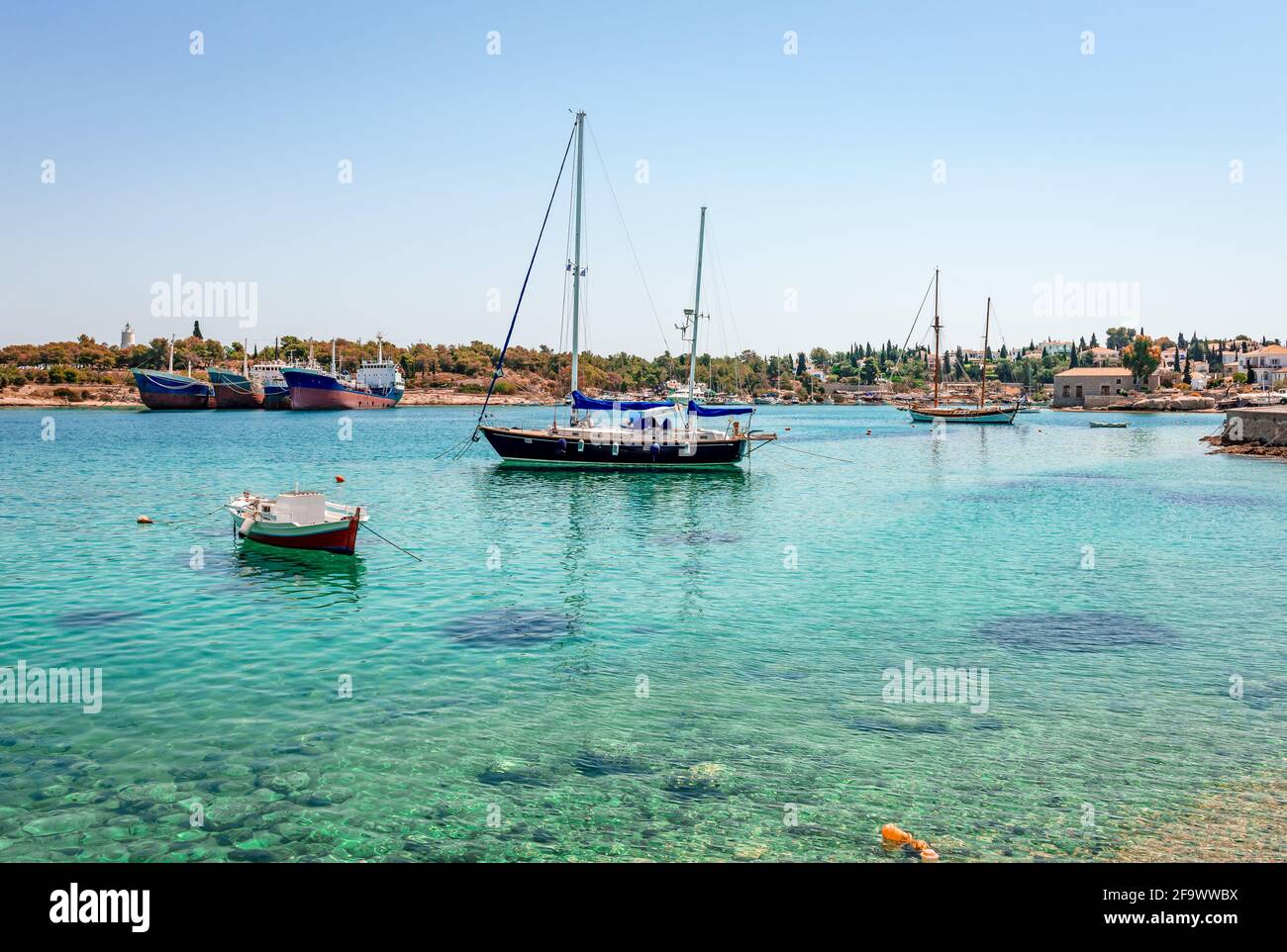 El puerto y el antiguo astillero en Spetses, Grecia. Spetches es una pequeña isla pintoresca en el golfo Sarónico. Foto de stock