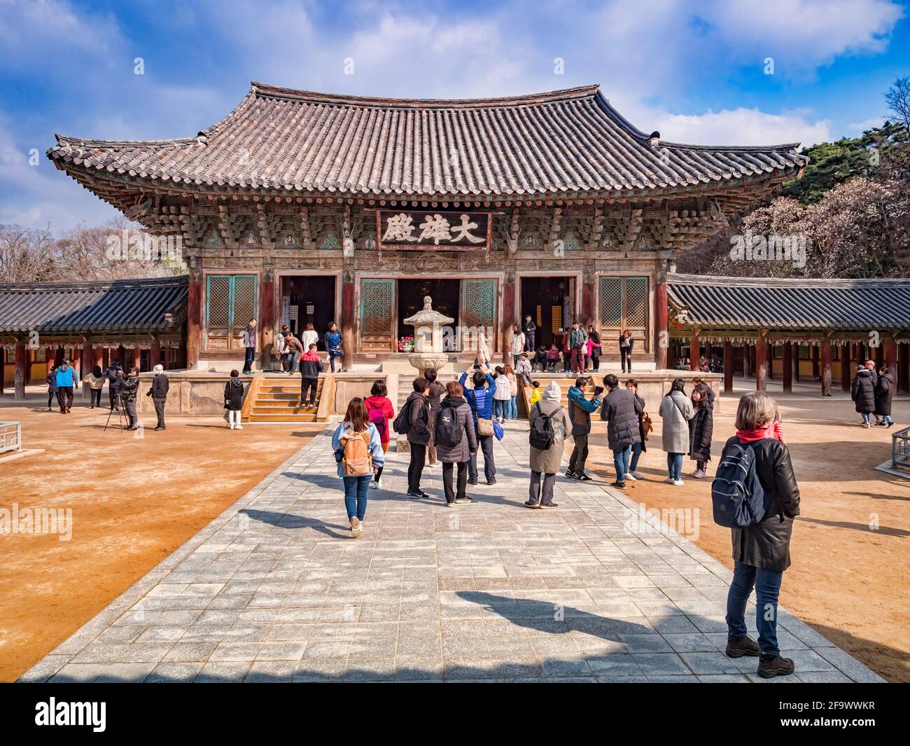 El 31 de marzo de 2019: Gyeong-Ju, Corea del Sur - los visitantes en el templo budista de Bulguksa, Gyeong-Ju, sitio del Patrimonio Mundial de la UNESCO. Foto de stock