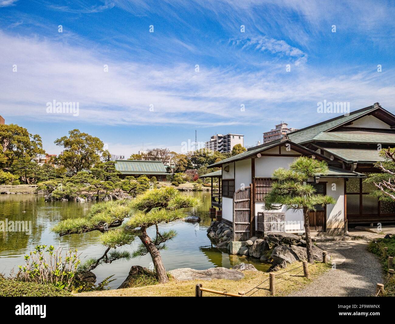 5 de abril de 2019: Tokio, Japón - Lago y pabellón en los jardines Kyu-Shiba-rikyu, un jardín de estilo tradicional en el centro de Tokio. Foto de stock