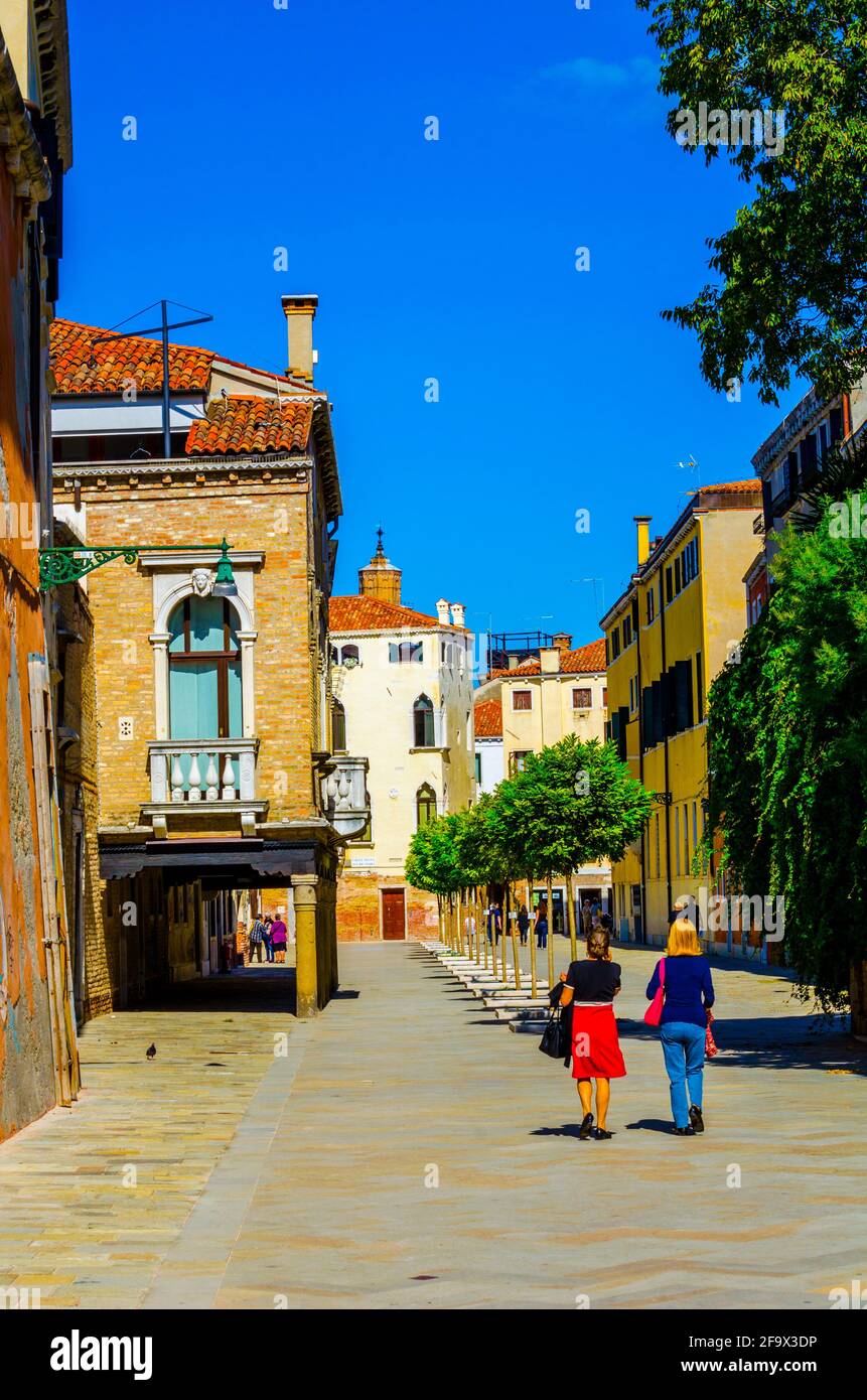 VENECIA, ITALIA, 20 DE SEPTIEMBRE de 2015: La gente está paseando por una calle estrecha vacía en la ciudad italiana de venecia que está un poco más lejos del touristi principal Foto de stock