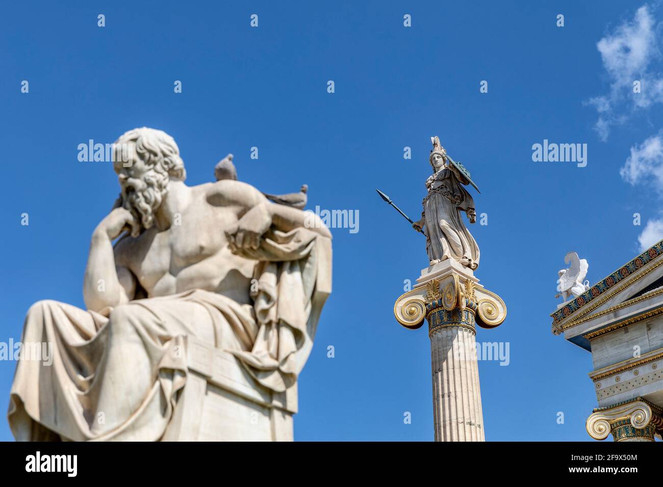 Las estatuas de Platón a la izquierda y la diosa Atenea la defensa a la derecha, fuera de la Academia de Atenas. Foto de stock