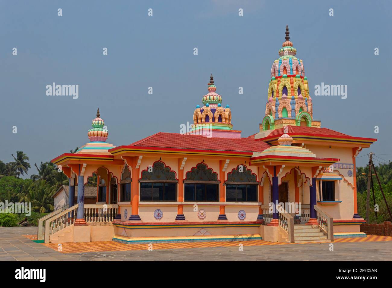 Vista lateral del templo de Shri Hanuman, Guhagar, Ratnagiri, Maharashtra, India. Foto de stock