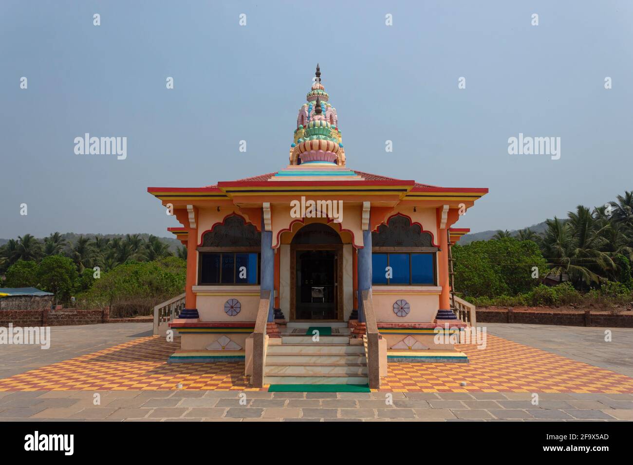 Vista frontal del templo de Shri Hanuman, Guhagar, Ratnagiri, Maharashtra, India. Foto de stock