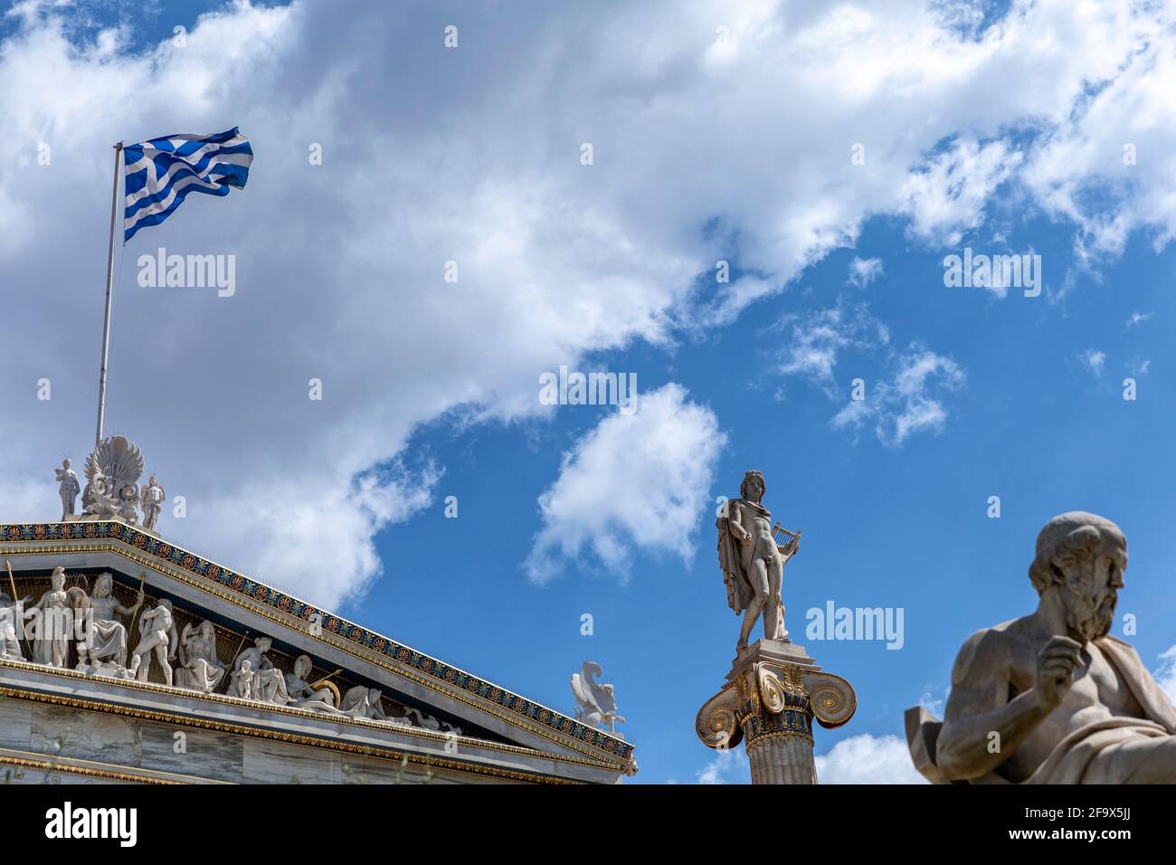 La Academia de Atenas con las estatuas de Apolo el guitarrista y Sócrates (R). Foto de stock