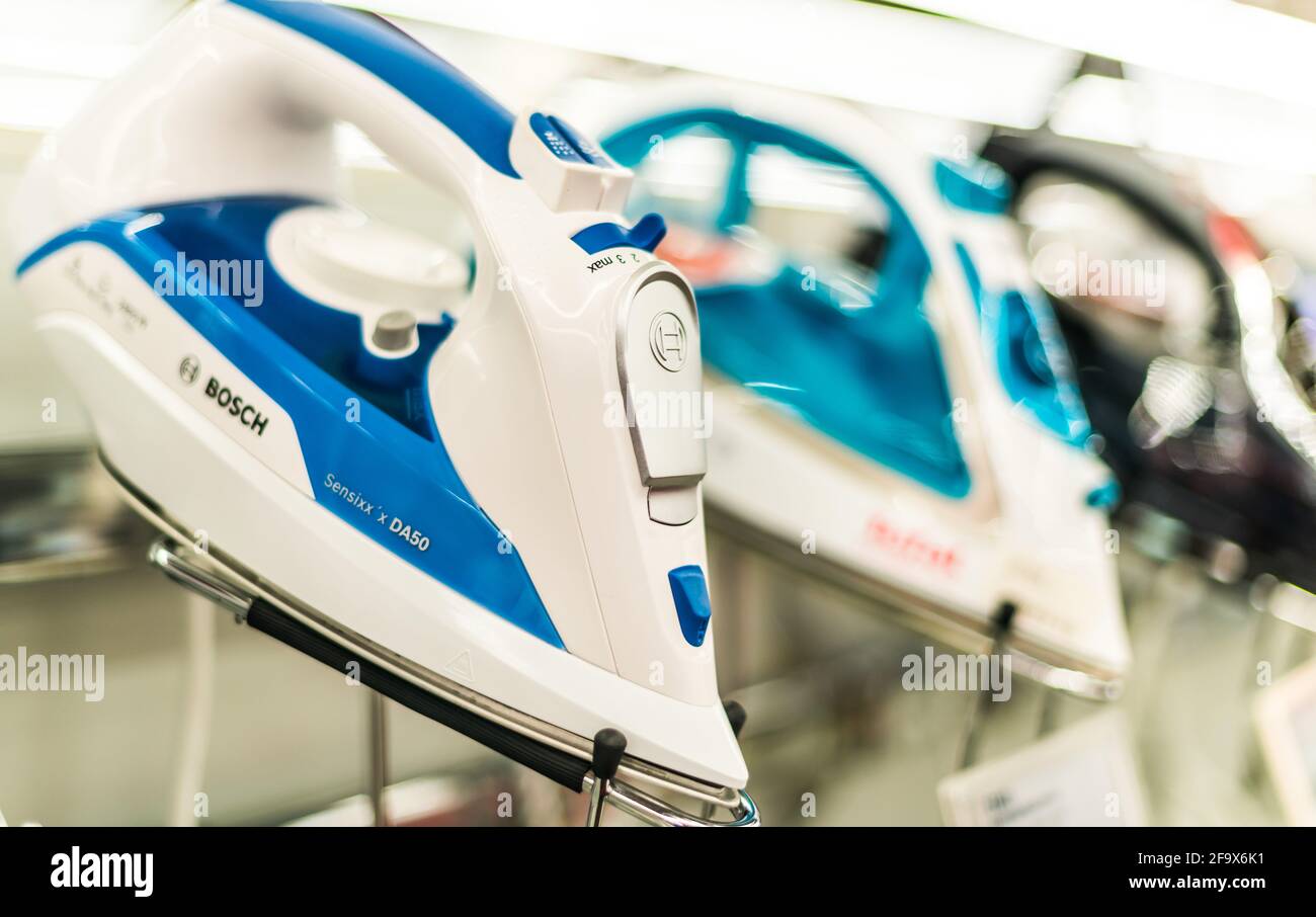 POZNAN, POL - FEB 24, 2021: Diferentes marcas de planchas de vapor  eléctricas puestas a la venta en una tienda de artículos para el hogar  Fotografía de stock - Alamy