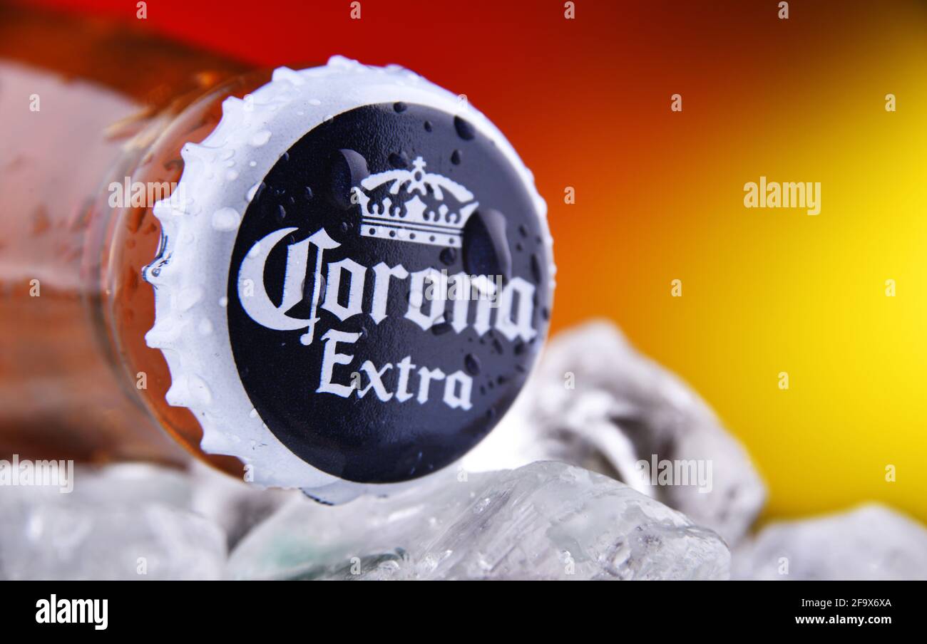 POZNAN, POL - FEB 25, 2021: Tapa de corona en una botella Corona Extra, una de las cervezas más vendidas en todo el mundo, una cerveza pálida producida por Cerveceria Modelo in Foto de stock