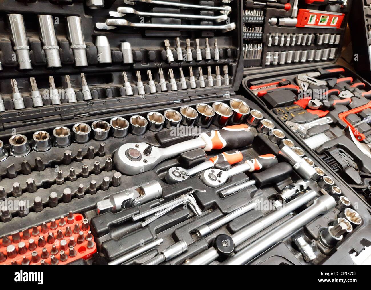POZNAN, POL - 09 DE MARZO de 2021: Kits de herramientas puestos a la venta  en una ferretería Fotografía de stock - Alamy
