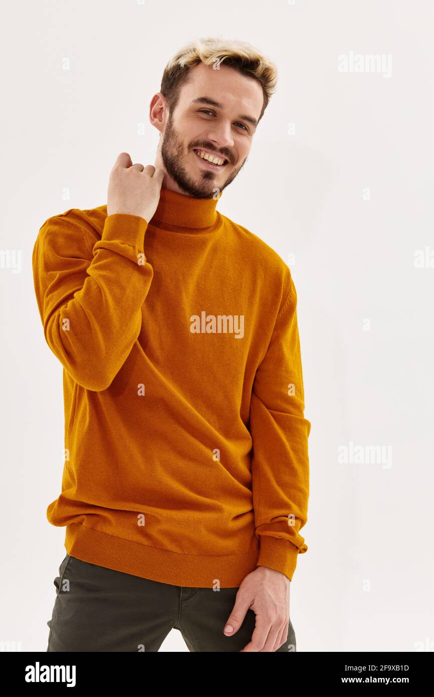 hombre de estilo sweater con cuello de cisne que presenta un estilo moderno  para hombres ropa Fotografía de stock - Alamy