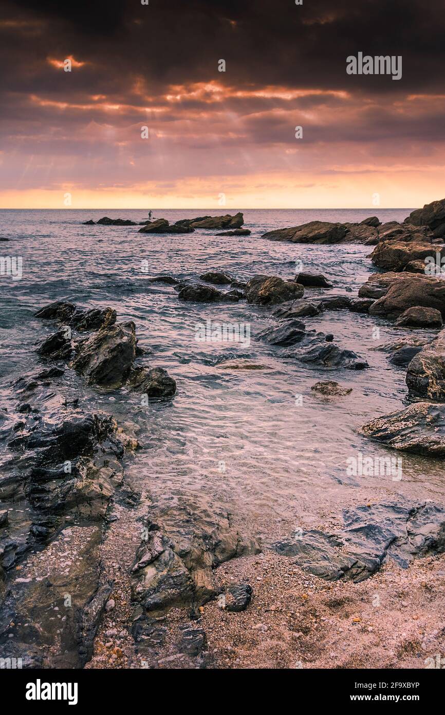 Una colorida puesta de sol sobre Fistral Bay en Newquay en Cornwall. Foto de stock